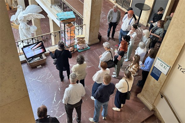 fuehrung-durch-die-ausstellung-die-unterlagen-befinden-sich-im-zustand-der-ablage-mit-der-kuenstlerin-petra-gerschner-und-christian-fuhrmeister-am-13-mai-2025-foto-eva-blueml